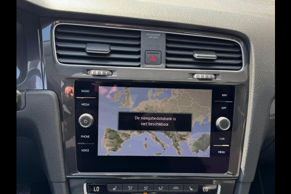 Volkswagen Golf 1.0 TSI Business Edition - Panorama dak I Navigatie I Airco I LED I PDC I "19"Sport velgen I Dealer onderhouden