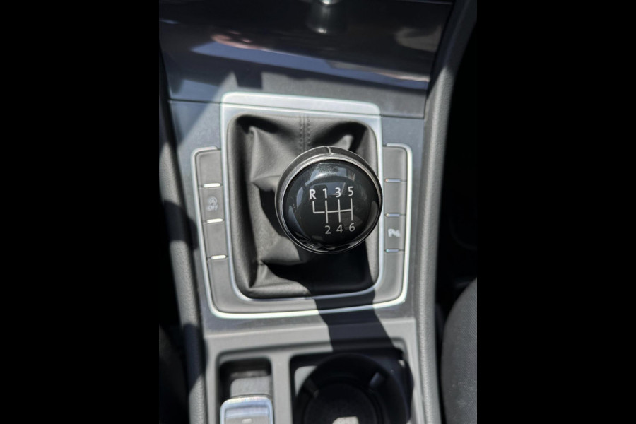 Volkswagen Golf 1.0 TSI Business Edition - Panorama dak I Navigatie I Airco I LED I PDC I "19"Sport velgen I Dealer onderhouden