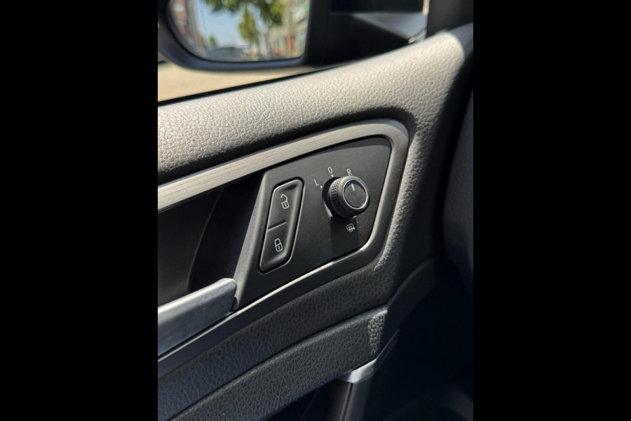 Volkswagen Golf 1.0 TSI Business Edition - Panorama dak I Navigatie I Airco I LED I PDC I "19"Sport velgen I Dealer onderhouden