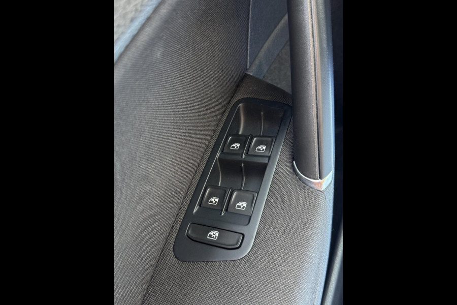 Volkswagen Golf 1.0 TSI Business Edition - Panorama dak I Navigatie I Airco I LED I PDC I "19"Sport velgen I Dealer onderhouden