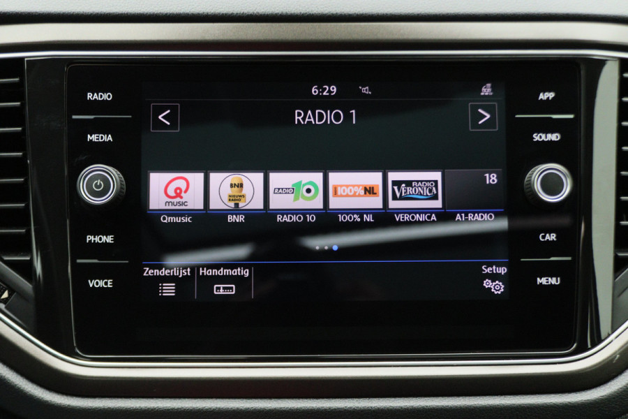 Volkswagen T-Roc 1.5 TSI Style Business Panoramadak, Stoel/Stuurverwarming, Camera, ACC, Apple Carplay, 17''