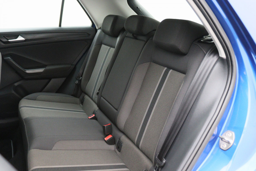 Volkswagen T-Roc 1.5 TSI Style Business Panoramadak, Stoel/Stuurverwarming, Camera, ACC, Apple Carplay, 17''