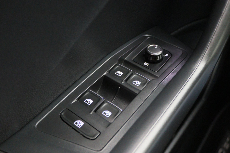 Volkswagen T-Roc 1.5 TSI Style Business Panoramadak, Stoel/Stuurverwarming, Camera, ACC, Apple Carplay, 17''