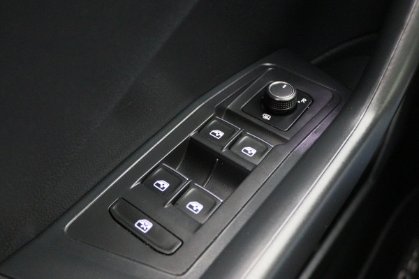 Volkswagen T-Roc 1.5 TSI Style Business Panoramadak, Stoel/Stuurverwarming, Camera, ACC, Apple Carplay, 17''