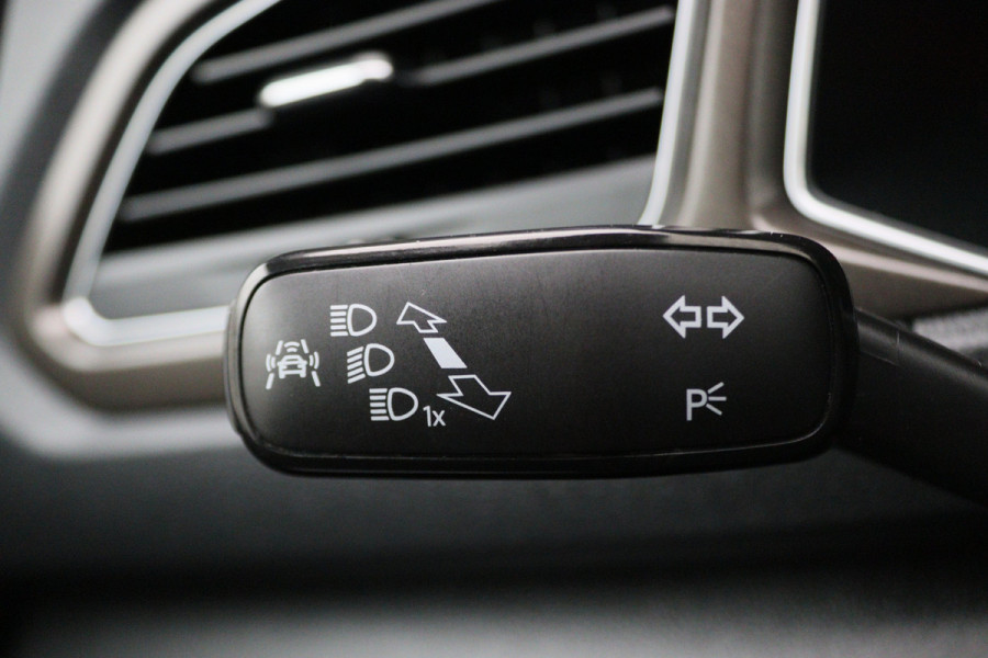 Volkswagen T-Roc 1.5 TSI Style Business Panoramadak, Stoel/Stuurverwarming, Camera, ACC, Apple Carplay, 17''