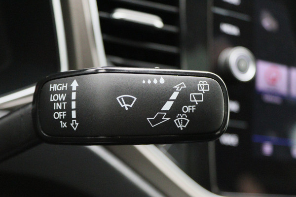 Volkswagen T-Roc 1.5 TSI Style Business Panoramadak, Stoel/Stuurverwarming, Camera, ACC, Apple Carplay, 17''