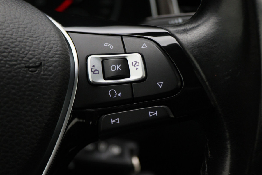 Volkswagen T-Roc 1.5 TSI Style Business Panoramadak, Stoel/Stuurverwarming, Camera, ACC, Apple Carplay, 17''