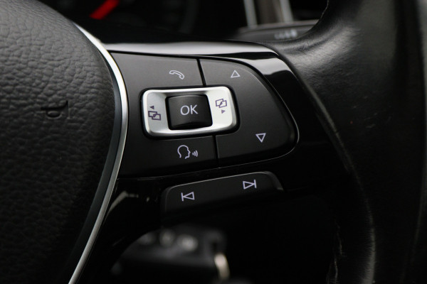 Volkswagen T-Roc 1.5 TSI Style Business Panoramadak, Stoel/Stuurverwarming, Camera, ACC, Apple Carplay, 17''