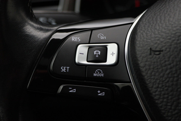 Volkswagen T-Roc 1.5 TSI Style Business Panoramadak, Stoel/Stuurverwarming, Camera, ACC, Apple Carplay, 17''