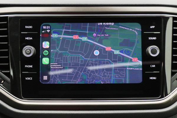 Volkswagen T-Roc 1.5 TSI Style Business Panoramadak, Stoel/Stuurverwarming, Camera, ACC, Apple Carplay, 17''