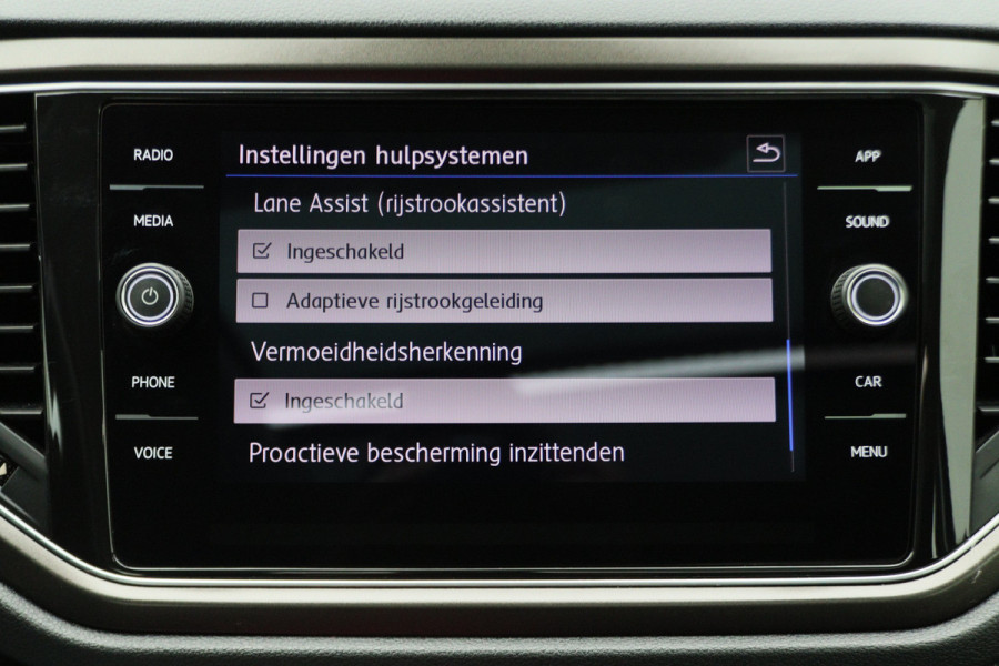 Volkswagen T-Roc 1.5 TSI Style Business Panoramadak, Stoel/Stuurverwarming, Camera, ACC, Apple Carplay, 17''