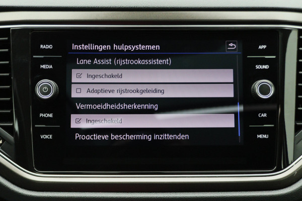 Volkswagen T-Roc 1.5 TSI Style Business Panoramadak, Stoel/Stuurverwarming, Camera, ACC, Apple Carplay, 17''