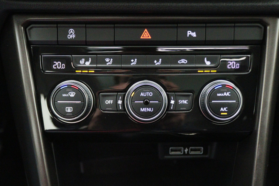 Volkswagen T-Roc 1.5 TSI Style Business Panoramadak, Stoel/Stuurverwarming, Camera, ACC, Apple Carplay, 17''