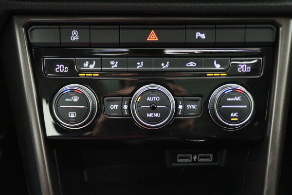 Volkswagen T-Roc 1.5 TSI Style Business Panoramadak, Stoel/Stuurverwarming, Camera, ACC, Apple Carplay, 17''