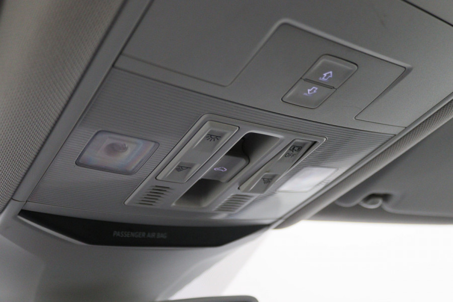 Volkswagen T-Roc 1.5 TSI Style Business Panoramadak, Stoel/Stuurverwarming, Camera, ACC, Apple Carplay, 17''