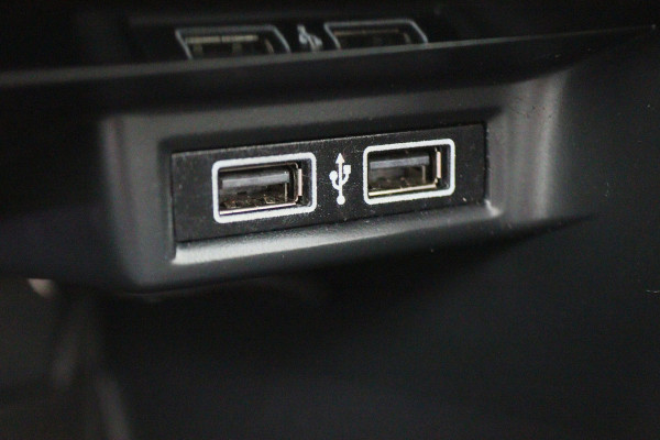 Volkswagen T-Roc 1.5 TSI Style Business Panoramadak, Stoel/Stuurverwarming, Camera, ACC, Apple Carplay, 17''