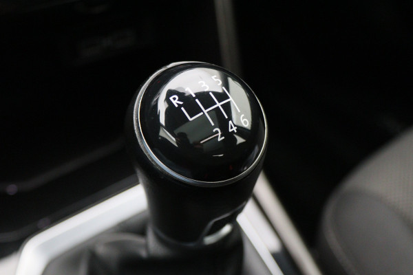 Volkswagen T-Roc 1.5 TSI Style Business Panoramadak, Stoel/Stuurverwarming, Camera, ACC, Apple Carplay, 17''