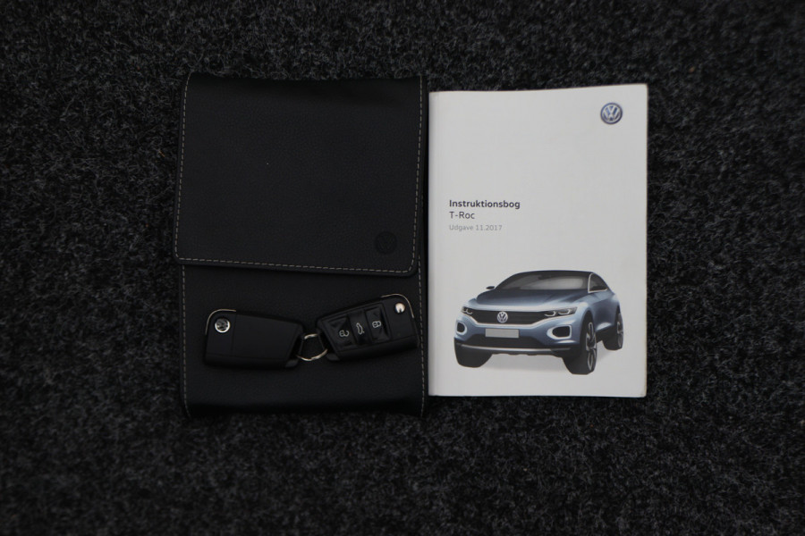 Volkswagen T-Roc 1.5 TSI Style Business Panoramadak, Stoel/Stuurverwarming, Camera, ACC, Apple Carplay, 17''