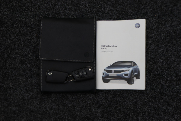 Volkswagen T-Roc 1.5 TSI Style Business Panoramadak, Stoel/Stuurverwarming, Camera, ACC, Apple Carplay, 17''