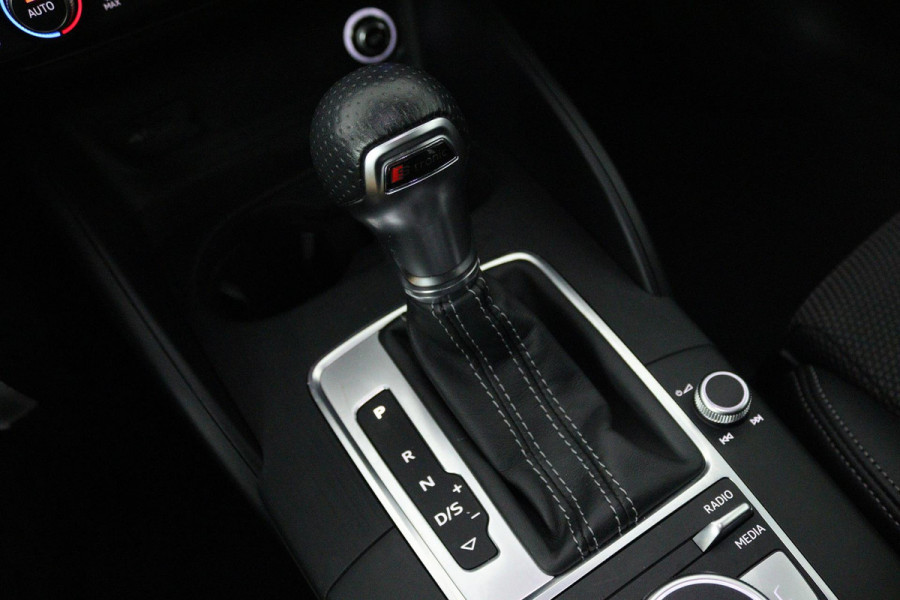 Audi A3 Sportback 35 TFSI CoD Advance Sport (PANORAMADAK, DIGITALE COCKPIT, STOELVERWARMING, NAVIGATIE, PARKEERSENSOREN) Audi A3 Sportback 35 TFSI CoD Advance Sport (PANORAMADAK, DIGITALE COCKPIT, STOELVERWARMING, NAVIGATIE, PARKEERSENSOREN)