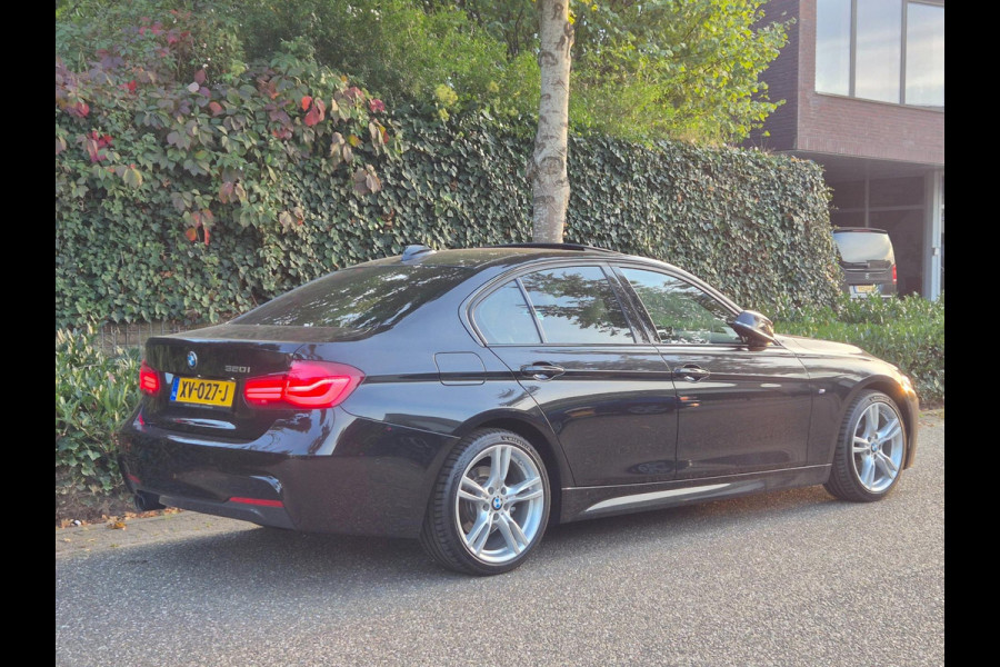 BMW 3-serie 320i Edition M Sport Shadow Ex Schuifdak Apple CarPlay Camera NAP NL Inklapbare spiegels LED