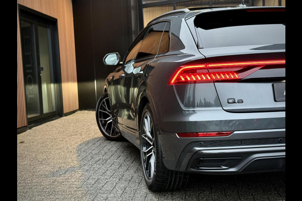 Audi Q8 55 TFSI e quattro S-Line Panoramadak|RS-zetels|Carbon|Softclose|Luchtvering|Keyless|Head-Up|Camera 360°|Matrix Audi Q8 55 TFSI e quattro S-Line Panoramadak|RS-zetels|Carbon|Softclose|Luchtvering|Keyless|Head-Up|Camera 360°|Matrix