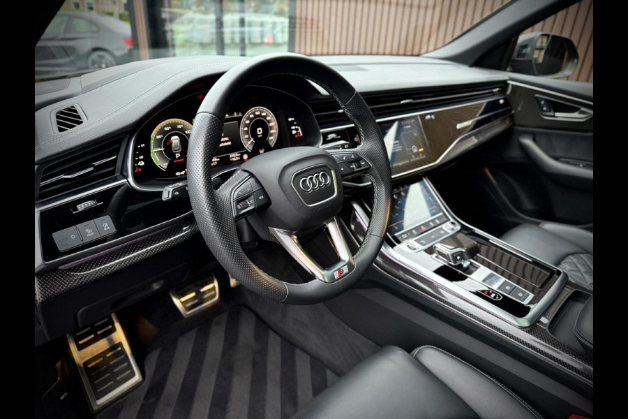 Audi Q8 55 TFSI e quattro S-Line Panoramadak|RS-zetels|Carbon|Softclose|Luchtvering|Keyless|Head-Up|Camera 360°|Matrix Audi Q8 55 TFSI e quattro S-Line Panoramadak|RS-zetels|Carbon|Softclose|Luchtvering|Keyless|Head-Up|Camera 360°|Matrix