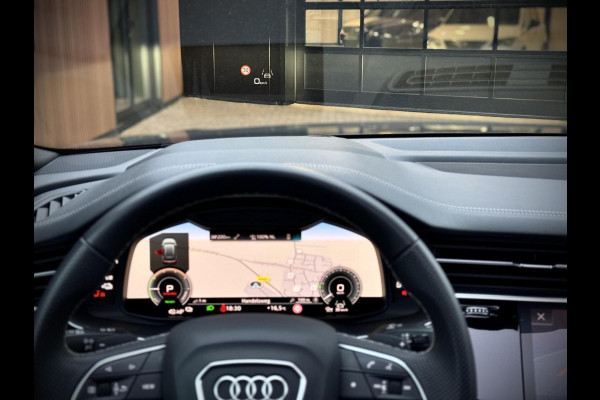 Audi Q8 55 TFSI e quattro S-Line Panoramadak|RS-zetels|Carbon|Softclose|Luchtvering|Keyless|Head-Up|Camera 360°|Matrix Audi Q8 55 TFSI e quattro S-Line Panoramadak|RS-zetels|Carbon|Softclose|Luchtvering|Keyless|Head-Up|Camera 360°|Matrix