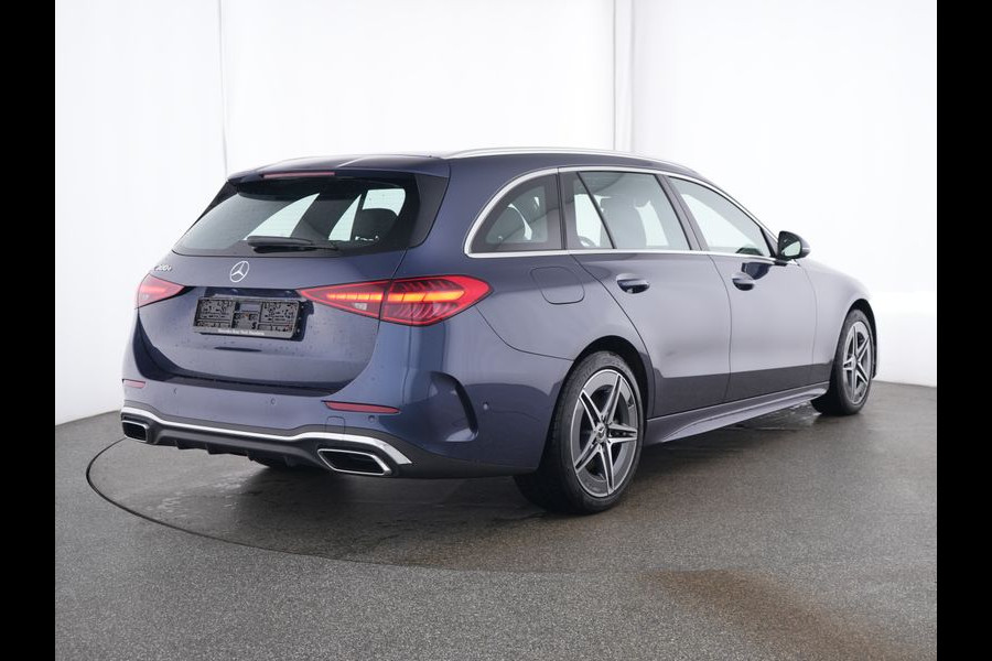 Mercedes-Benz C-Klasse Estate 300 e AMG Plug-In Hybride AMG Line | Trekhaak | Panorama Schuif-Kanrteldak | Distronic | Stuur en Stoelverwarming. Inclusief 24 maanden Mercedes-Benz Certified garantie voor Europa. Mercedes-Benz C-Klasse Estate 300 e AMG Plug-In Hybride AMG Line | Trekhaak | Panorama Schuif-Kanrteldak | Distronic | Stuur en Stoelverwarming. Inclusief 24 maanden Mercedes-Benz Certified garantie voor Europa.