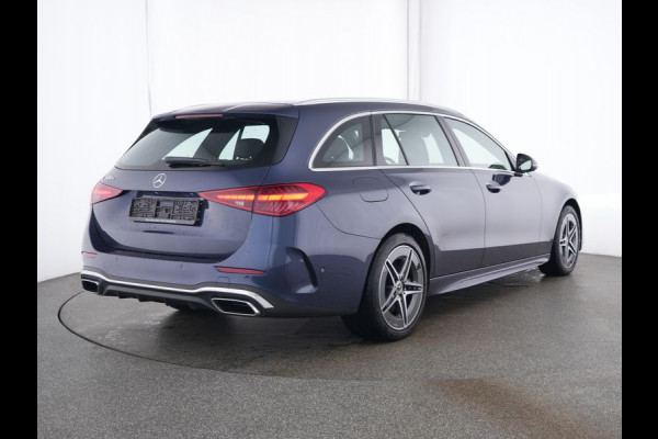 Mercedes-Benz C-Klasse Estate 300 e AMG Plug-In Hybride AMG Line | Trekhaak | Panorama Schuif-Kanrteldak | Distronic | Stuur en Stoelverwarming. Inclusief 24 maanden Mercedes-Benz Certified garantie voor Europa. Mercedes-Benz C-Klasse Estate 300 e AMG Plug-In Hybride AMG Line | Trekhaak | Panorama Schuif-Kanrteldak | Distronic | Stuur en Stoelverwarming. Inclusief 24 maanden Mercedes-Benz Certified garantie voor Europa.