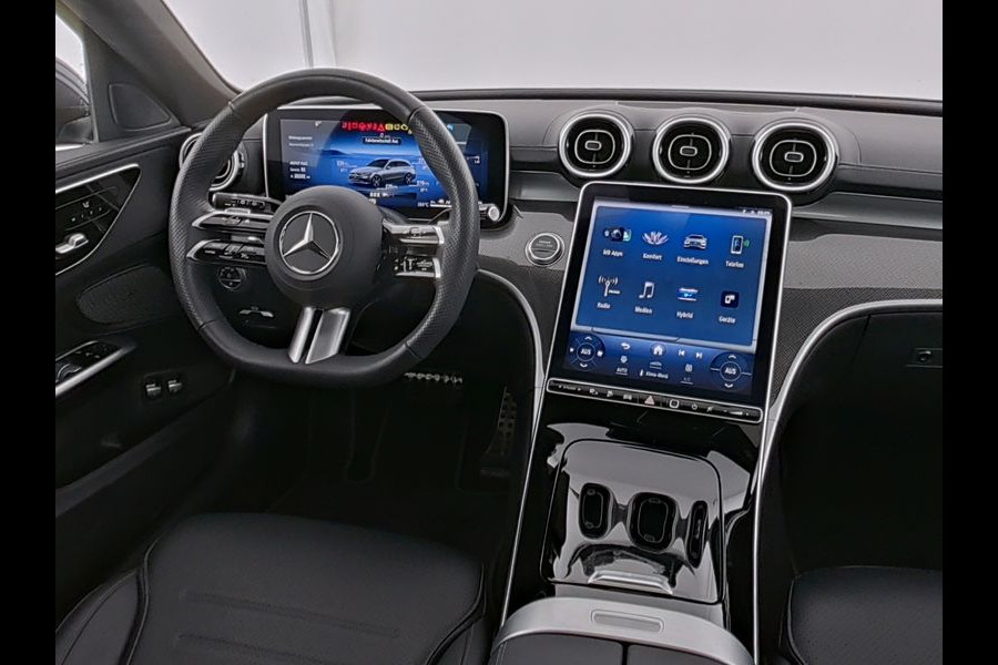 Mercedes-Benz C-Klasse Estate 300 e AMG Plug-In Hybride AMG Line | Trekhaak | Panorama Schuif-Kanrteldak | Distronic | Stuur en Stoelverwarming. Inclusief 24 maanden Mercedes-Benz Certified garantie voor Europa. Mercedes-Benz C-Klasse Estate 300 e AMG Plug-In Hybride AMG Line | Trekhaak | Panorama Schuif-Kanrteldak | Distronic | Stuur en Stoelverwarming. Inclusief 24 maanden Mercedes-Benz Certified garantie voor Europa.