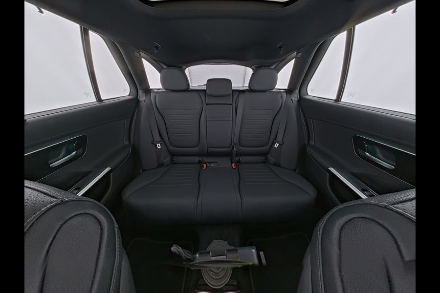 Mercedes-Benz C-Klasse Estate 300 e AMG Plug-In Hybride AMG Line | Trekhaak | Panorama Schuif-Kanrteldak | Distronic | Stuur en Stoelverwarming. Inclusief 24 maanden Mercedes-Benz Certified garantie voor Europa. Mercedes-Benz C-Klasse Estate 300 e AMG Plug-In Hybride AMG Line | Trekhaak | Panorama Schuif-Kanrteldak | Distronic | Stuur en Stoelverwarming. Inclusief 24 maanden Mercedes-Benz Certified garantie voor Europa.