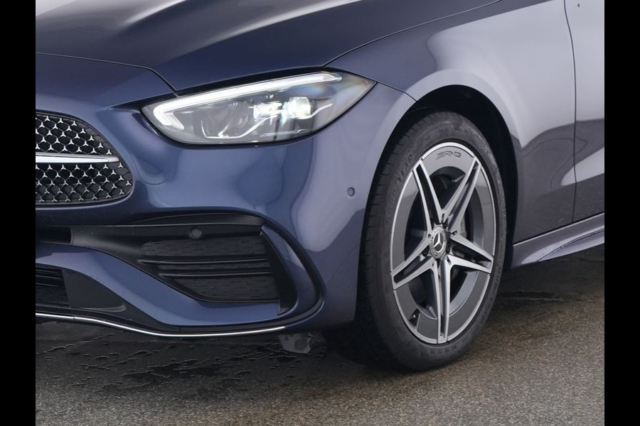 Mercedes-Benz C-Klasse Estate 300 e AMG Plug-In Hybride AMG Line | Trekhaak | Panorama Schuif-Kanrteldak | Distronic | Stuur en Stoelverwarming. Inclusief 24 maanden Mercedes-Benz Certified garantie voor Europa. Mercedes-Benz C-Klasse Estate 300 e AMG Plug-In Hybride AMG Line | Trekhaak | Panorama Schuif-Kanrteldak | Distronic | Stuur en Stoelverwarming. Inclusief 24 maanden Mercedes-Benz Certified garantie voor Europa.