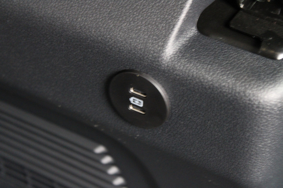 Ford Transit Custom 320 2.0 TDCI L2H1 Trend DC 136pk - 2x Schuifdeur - Camera - Stoel&Stuur verwarming - Carplay/Android - Rijklaar