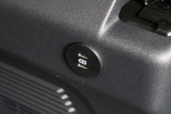 Ford Transit Custom 320 2.0 TDCI L2H1 Trend DC 136pk - 2x Schuifdeur - Camera - Stoel&Stuur verwarming - Carplay/Android - Rijklaar