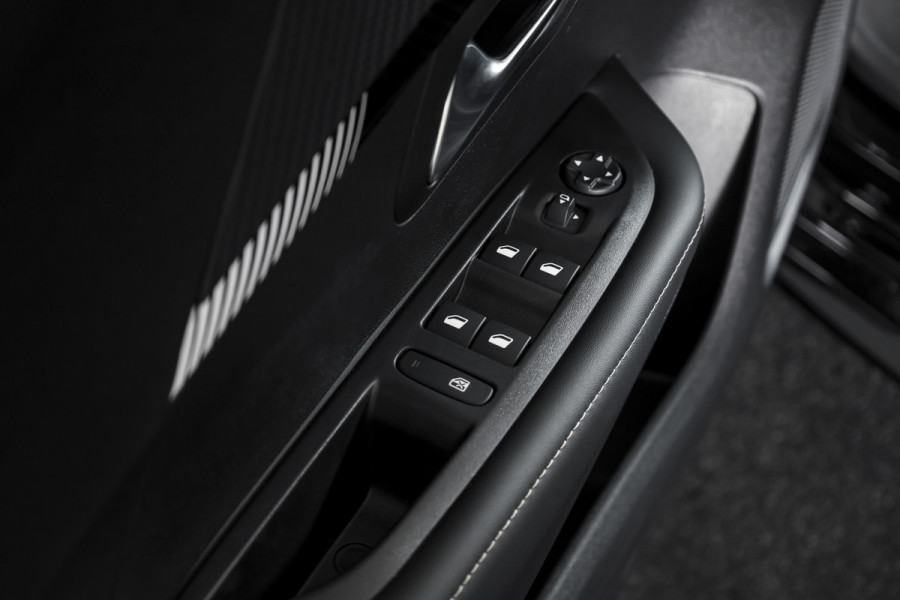 Peugeot 208 1.2 Hybrid 110 e-DCS6 Allure | Dig. Cockpit | Adapt. Cruise | PDC | Camera V+A | NAV+App. Connect | ECC | LM 16" | 6665