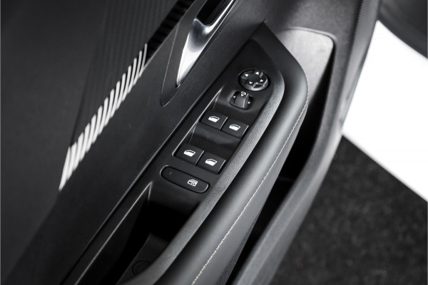 Peugeot 208 1.2 Hybrid 110 e-DCS6 Allure | Dig. Cockpit | Adapt. Cruise | PDC | Camera V+A | NAV+App. Connect | ECC | LM 16" | 9303