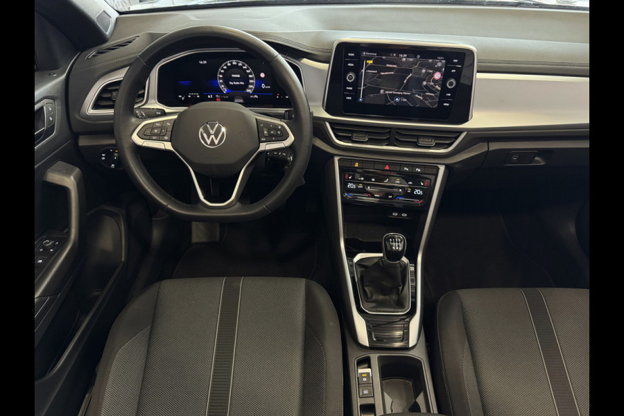 Volkswagen T-Roc Cabrio TSI VIR.COCKPIT CARPLAY NAVI IQ.LED STOEL/STUUR.VERW DAB ADAP.CRUISE 05/2024 "Volkswagen rijden begint bij Topautos.nl – 75 topmodellen direct op voorraad!"