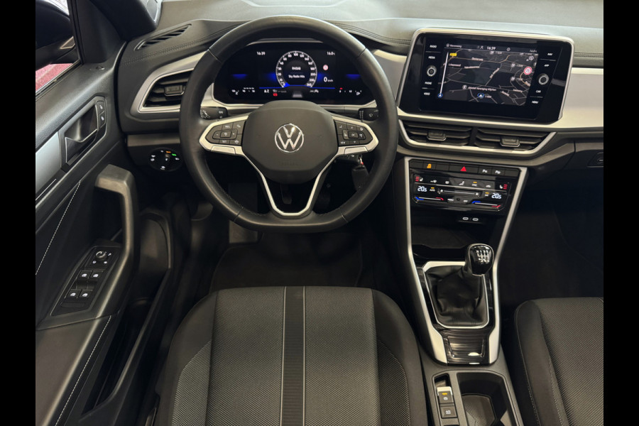 Volkswagen T-Roc Cabrio TSI VIR.COCKPIT CARPLAY NAVI IQ.LED STOEL/STUUR.VERW DAB ADAP.CRUISE 05/2024 "Volkswagen rijden begint bij Topautos.nl – 75 topmodellen direct op voorraad!"