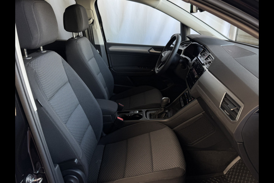Volkswagen Touran 1.5 TSI 150PK 7P CARPLAY NAVI CAMERA LED ELEK.KLEP VIR.COCKPIT DODE.HOEK DET. STOELVERW KEYLESS 7P 7PERS 10/2024 "Volkswagen rijden begint bij Topautos.nl – 75 topmodellen direct op voorraad!"