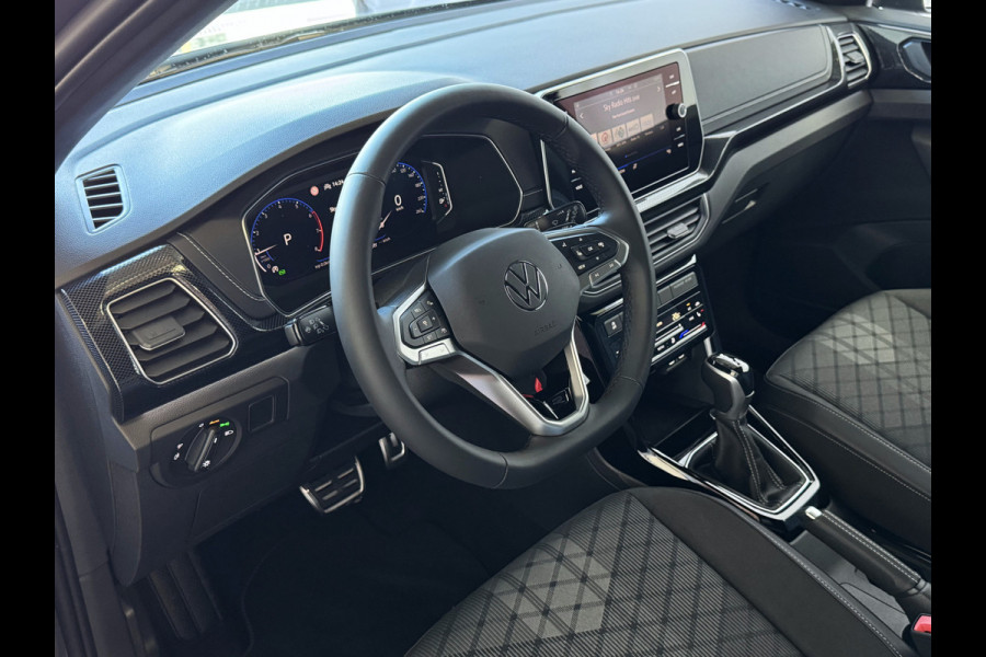 Volkswagen T-Cross ✅ NIEUWE AUTO ✅ 1.5 TSI 150PK R-LINE EDITION TREKHAAK LED 18''LMV IQ CAMERA STOELVERW BLINDSPOT ✅2025✅ "Volkswagen rijden begint bij Topautos.nl – 75 topmodellen direct op voorraad!"