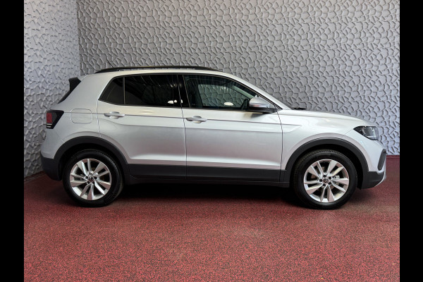 Volkswagen T-Cross DE VERNIEUWDE T-CROSS 116PK 17''LMV TREKHAAK CAMERA VIR.COCKPIT STOELVERW. ADAP.CRUISE LMV CARPLAY 2025 "Volkswagen rijden begint bij Topautos.nl – 75 topmodellen direct op voorraad!"