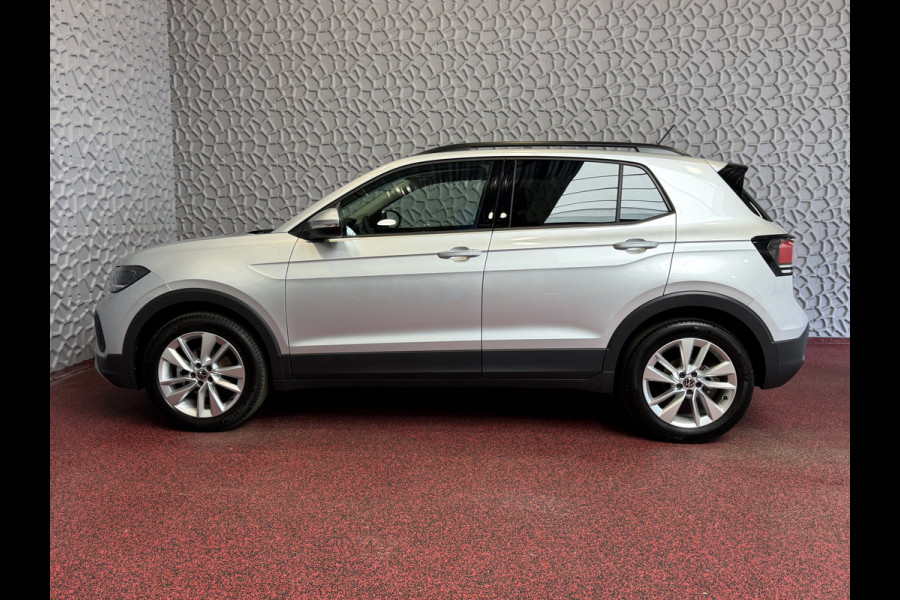 Volkswagen T-Cross DE VERNIEUWDE T-CROSS 116PK 17''LMV TREKHAAK CAMERA VIR.COCKPIT STOELVERW. ADAP.CRUISE LMV CARPLAY 2025 "Volkswagen rijden begint bij Topautos.nl – 75 topmodellen direct op voorraad!"