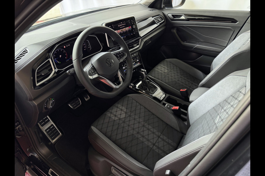 Volkswagen T-Roc ✅ NIEUWE AUTO ✅ 1.5 TSI DSG 2025 R-LINE 150PK AFN.TREKHAAK IQ LIGHT ALCANTARA ELEK.KLEP CARPLAY STOEL/STUUR VERW. 19"LMV VIR.COC 2025 RLINE R LINE "Volkswagen rijden begint bij Topautos.nl – 75 topmodellen direct op voorraad!"