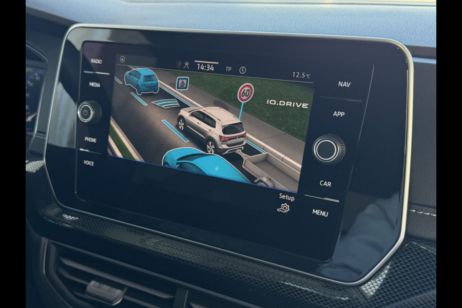 Volkswagen T-Cross ✅ NIEUWE AUTO✅ T-CROSS 116PK 17''LMV DODE HOEK TREKHAAK CAMERA VIR.COCKPIT STOELVERW. ADAP.CRUISE LMV CARPLAY 2025 "Volkswagen rijden begint bij Topautos.nl – 75 topmodellen direct op voorraad!"