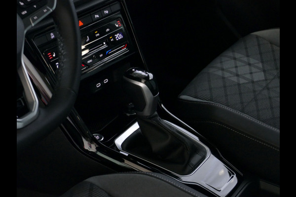 Volkswagen T-Roc 1.5 TSI 150PK R-LINE EVO IQ LIGHT ALCANTARA ELEK.KLEP CARPLAY STOEL/STUUR VERW. 18"LMV VIR.COCKPIT 2024 "Volkswagen rijden begint bij Topautos.nl – 75 topmodellen direct op voorraad!"