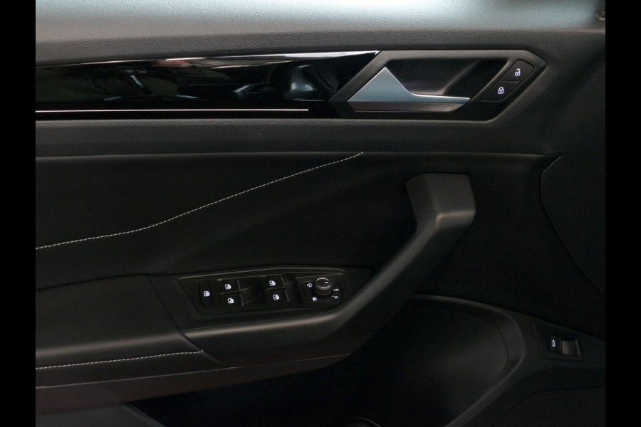 Volkswagen T-Roc 1.5 TSI 150PK R-LINE EVO IQ LIGHT ALCANTARA ELEK.KLEP CARPLAY STOEL/STUUR VERW. 18"LMV VIR.COCKPIT 2024 "Volkswagen rijden begint bij Topautos.nl – 75 topmodellen direct op voorraad!"