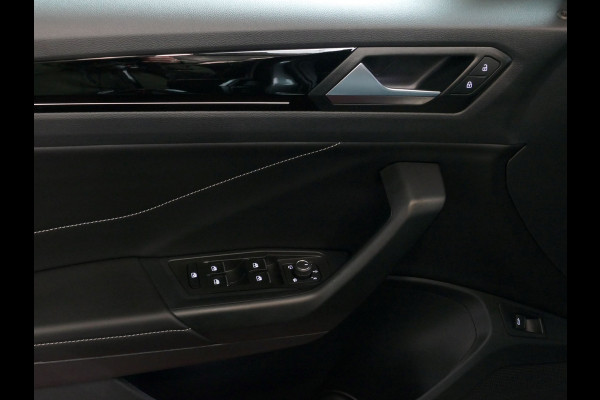 Volkswagen T-Roc 1.5 TSI 150PK R-LINE EVO IQ LIGHT ALCANTARA ELEK.KLEP CARPLAY STOEL/STUUR VERW. 18"LMV VIR.COCKPIT 2024 "Volkswagen rijden begint bij Topautos.nl – 75 topmodellen direct op voorraad!"