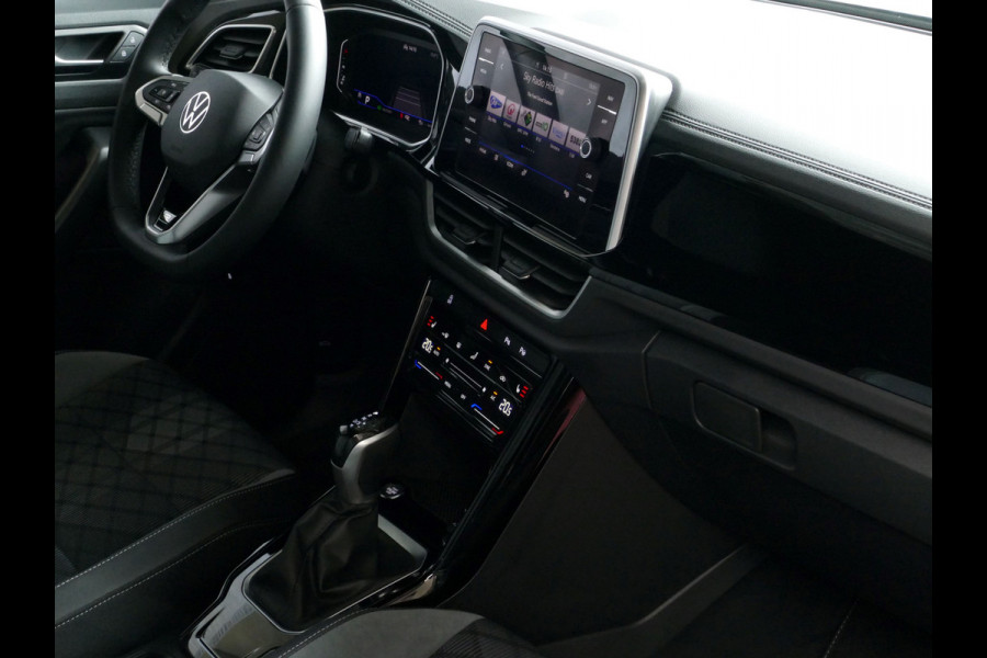Volkswagen T-Roc 1.5 TSI 150PK R-LINE EVO IQ LIGHT ALCANTARA ELEK.KLEP CARPLAY STOEL/STUUR VERW. 18"LMV VIR.COCKPIT 2024 "Volkswagen rijden begint bij Topautos.nl – 75 topmodellen direct op voorraad!"
