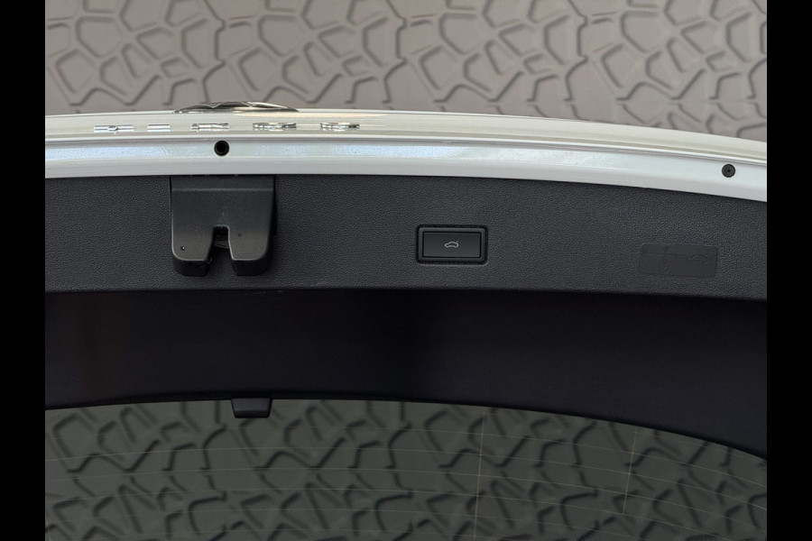 Volkswagen T-Roc 1.5 TSI 150PK R-LINE EVO IQ LIGHT ALCANTARA ELEK.KLEP CARPLAY STOEL/STUUR VERW. 18"LMV VIR.COCKPIT 2024 "Volkswagen rijden begint bij Topautos.nl – 75 topmodellen direct op voorraad!"